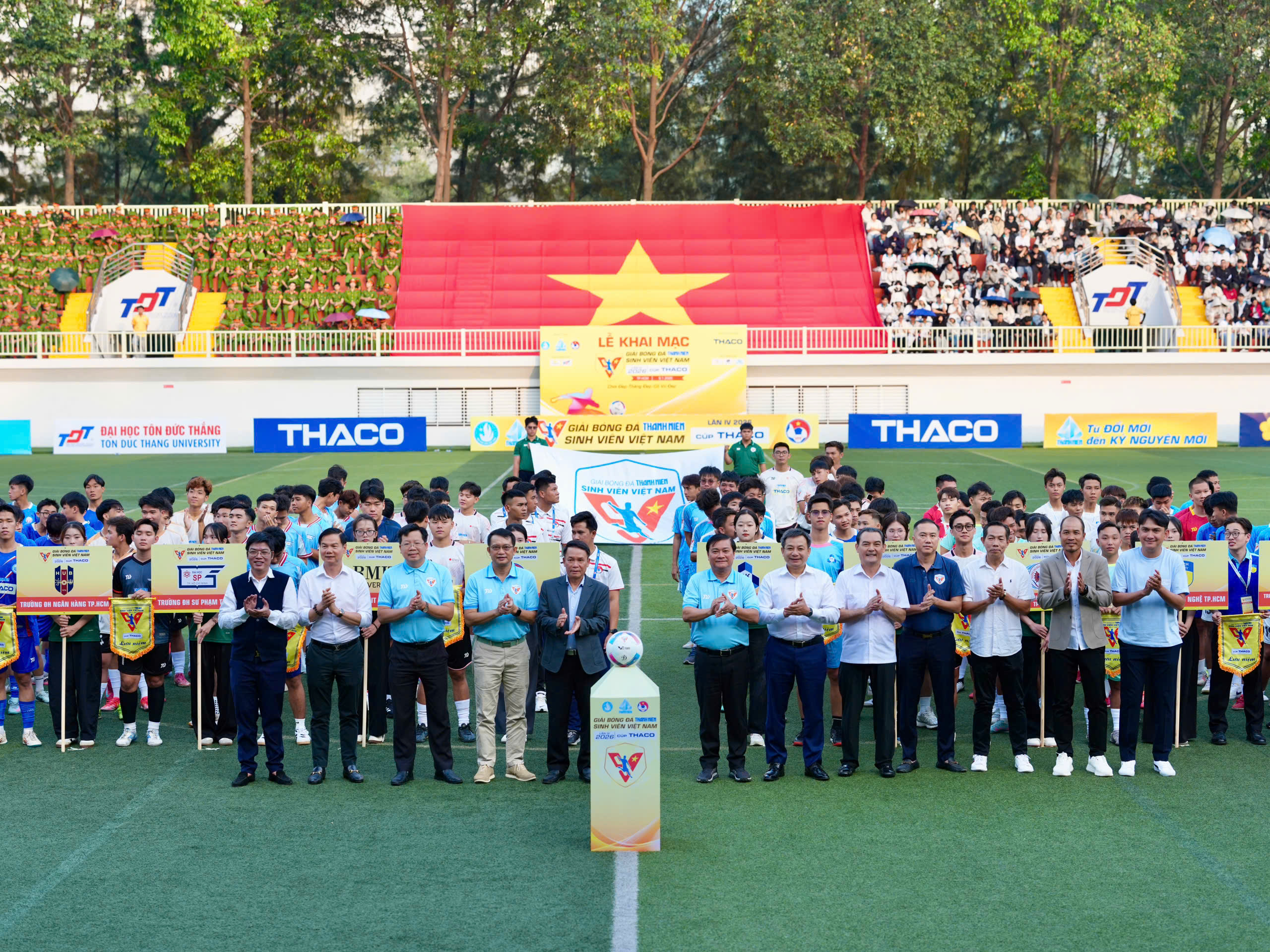 Rực rỡ lễ khai mạc TNSV THACO cup 2026: Ngày hội lớn đậm chất sinh viên, chuyên nghiệp và hấp dẫn- Ảnh 4. Rực rỡ lễ khai mạc TNSV THACO cup 2026: Ngày hội lớn đậm chất sinh viên, chuyên nghiệp và hấp dẫn- Ảnh 4.