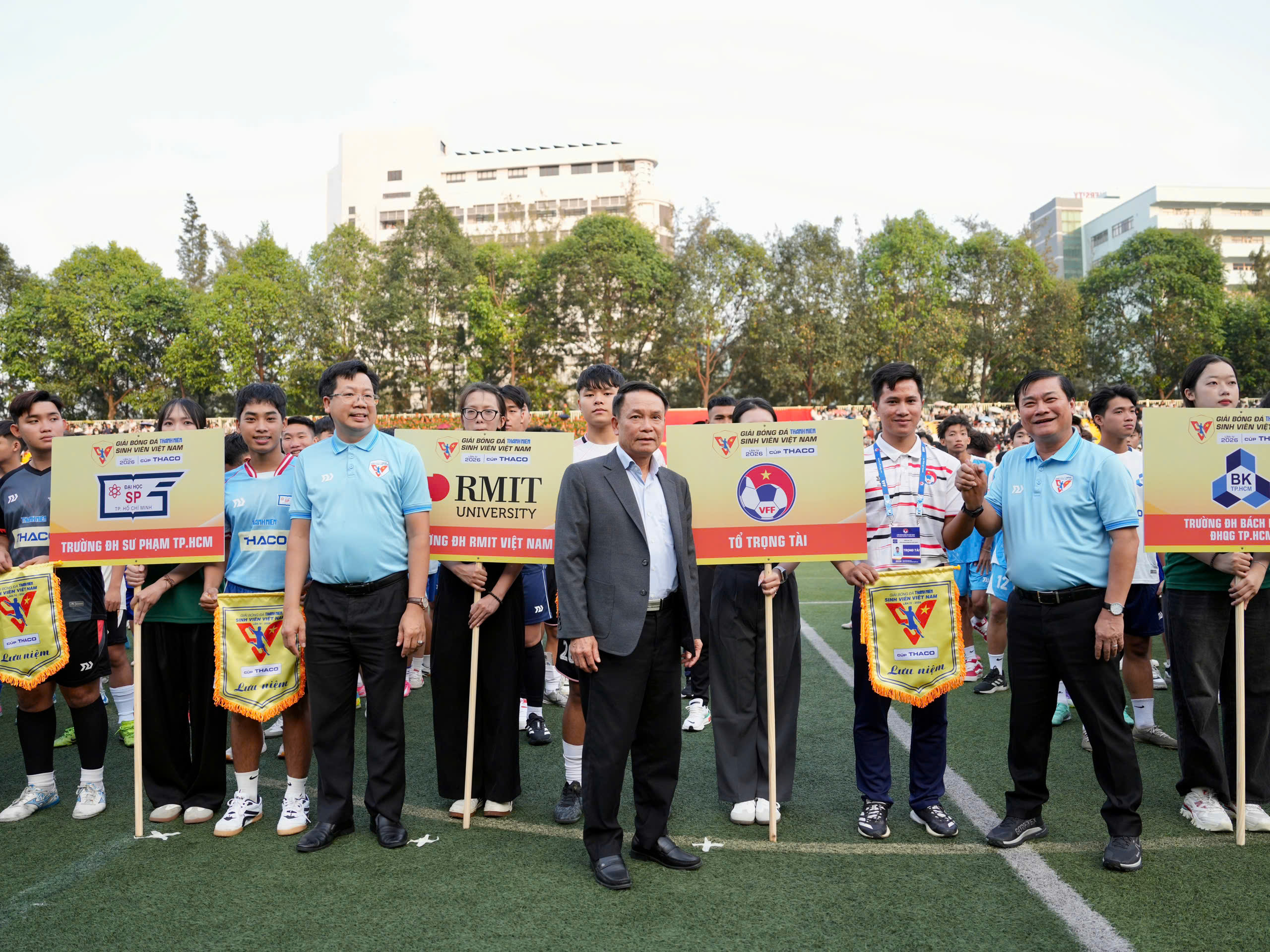 Rực rỡ lễ khai mạc TNSV THACO cup 2026: Ngày hội lớn đậm chất sinh viên, chuyên nghiệp và hấp dẫn- Ảnh 5. Rực rỡ lễ khai mạc TNSV THACO cup 2026: Ngày hội lớn đậm chất sinh viên, chuyên nghiệp và hấp dẫn- Ảnh 5.