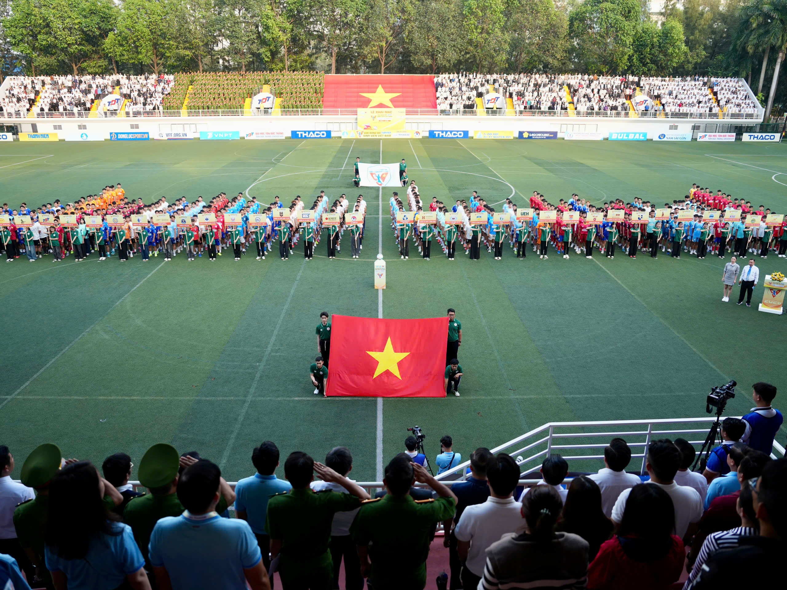 Rực rỡ lễ khai mạc TNSV THACO cup 2026: Ngày hội lớn đậm chất sinh viên, chuyên nghiệp và hấp dẫn- Ảnh 9. Rực rỡ lễ khai mạc TNSV THACO cup 2026: Ngày hội lớn đậm chất sinh viên, chuyên nghiệp và hấp dẫn- Ảnh 9.