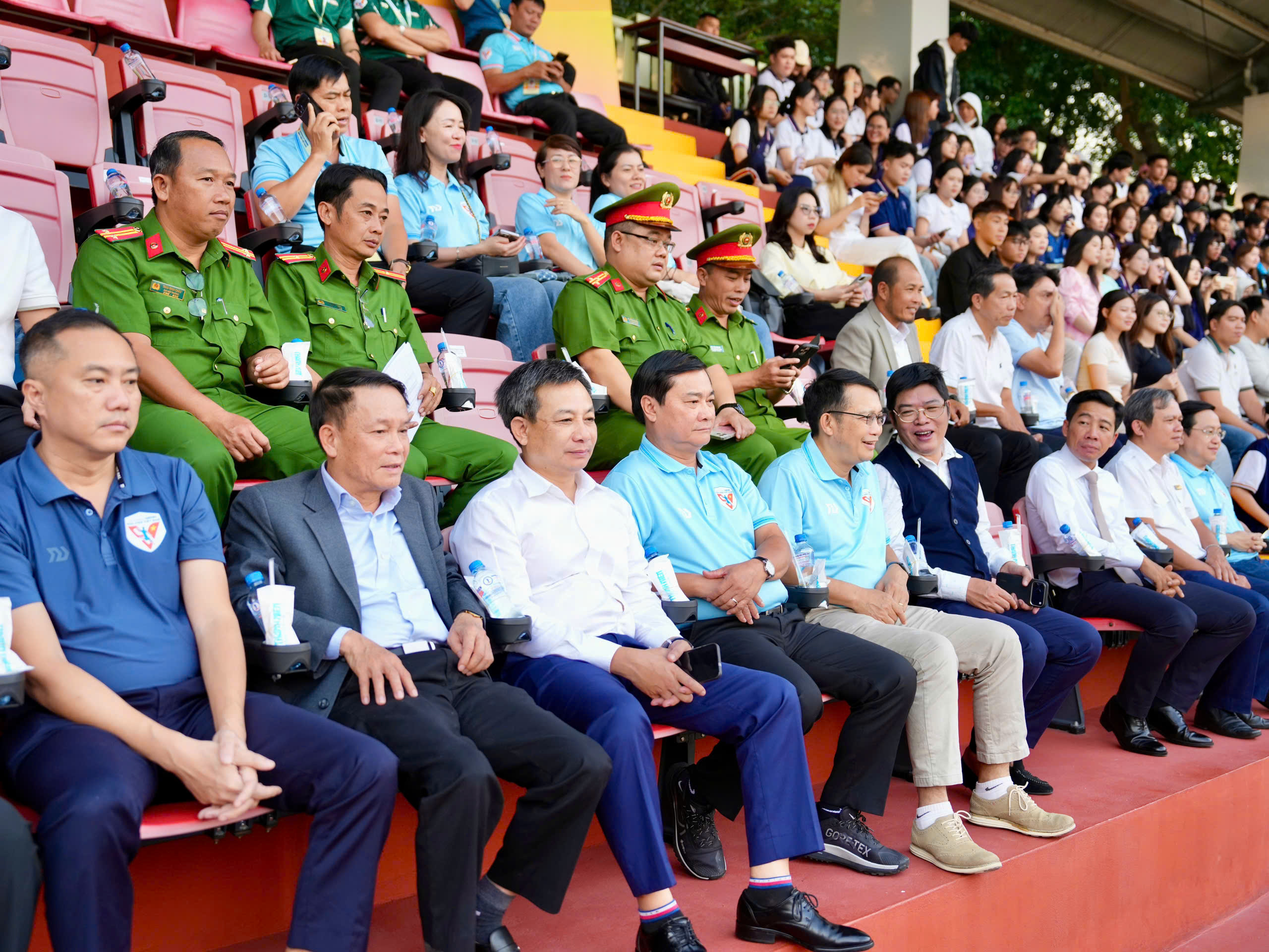 Rực rỡ lễ khai mạc TNSV THACO cup 2026: Ngày hội lớn đậm chất sinh viên, chuyên nghiệp và hấp dẫn- Ảnh 12. Rực rỡ lễ khai mạc TNSV THACO cup 2026: Ngày hội lớn đậm chất sinh viên, chuyên nghiệp và hấp dẫn- Ảnh 12.