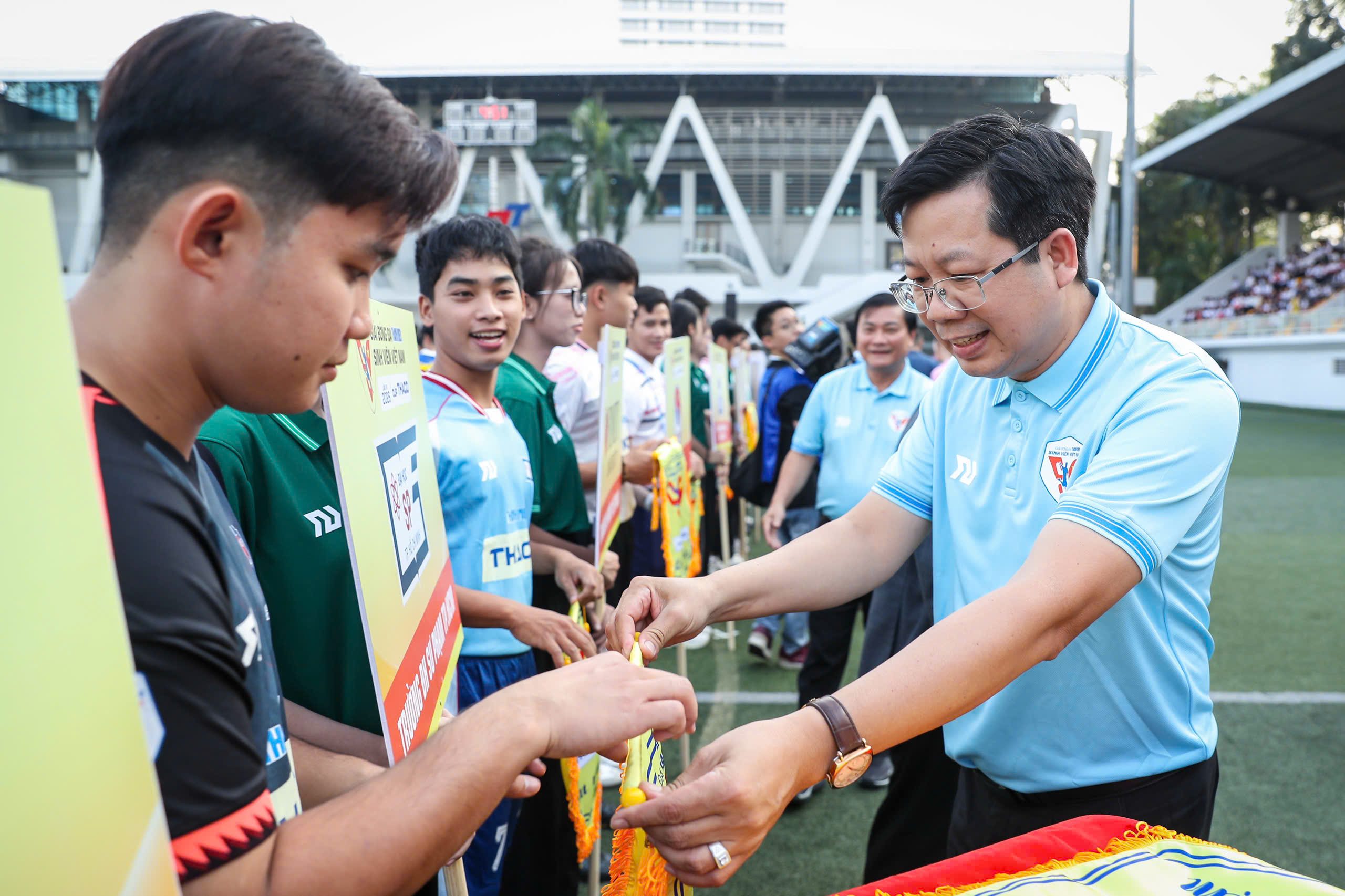 Rực rỡ lễ khai mạc TNSV THACO cup 2026: Ngày hội lớn đậm chất sinh viên, chuyên nghiệp và hấp dẫn- Ảnh 16. Rực rỡ lễ khai mạc TNSV THACO cup 2026: Ngày hội lớn đậm chất sinh viên, chuyên nghiệp và hấp dẫn- Ảnh 16.