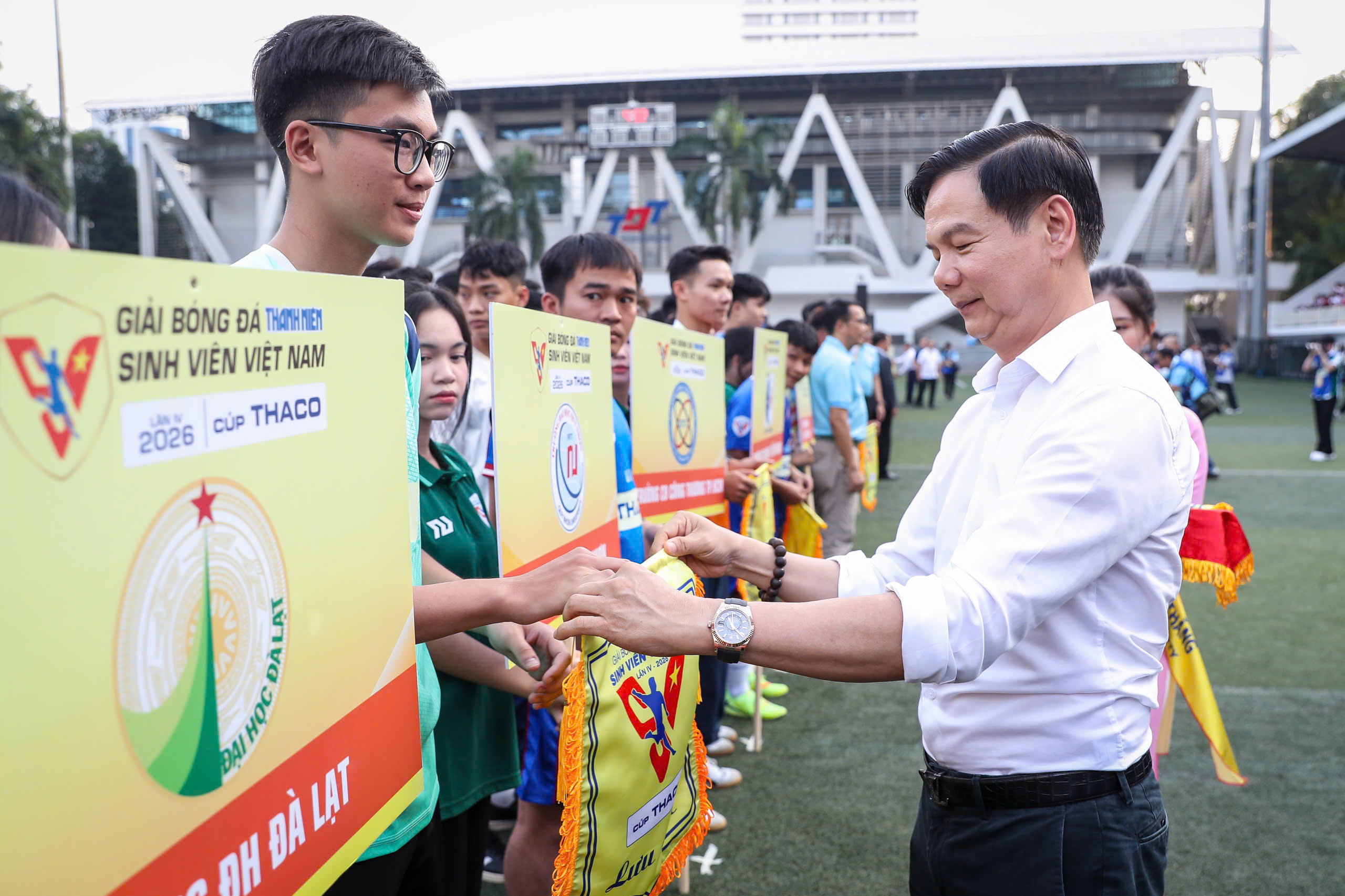 Rực rỡ lễ khai mạc TNSV THACO cup 2026: Ngày hội lớn đậm chất sinh viên, chuyên nghiệp và hấp dẫn- Ảnh 17. Rực rỡ lễ khai mạc TNSV THACO cup 2026: Ngày hội lớn đậm chất sinh viên, chuyên nghiệp và hấp dẫn- Ảnh 17.