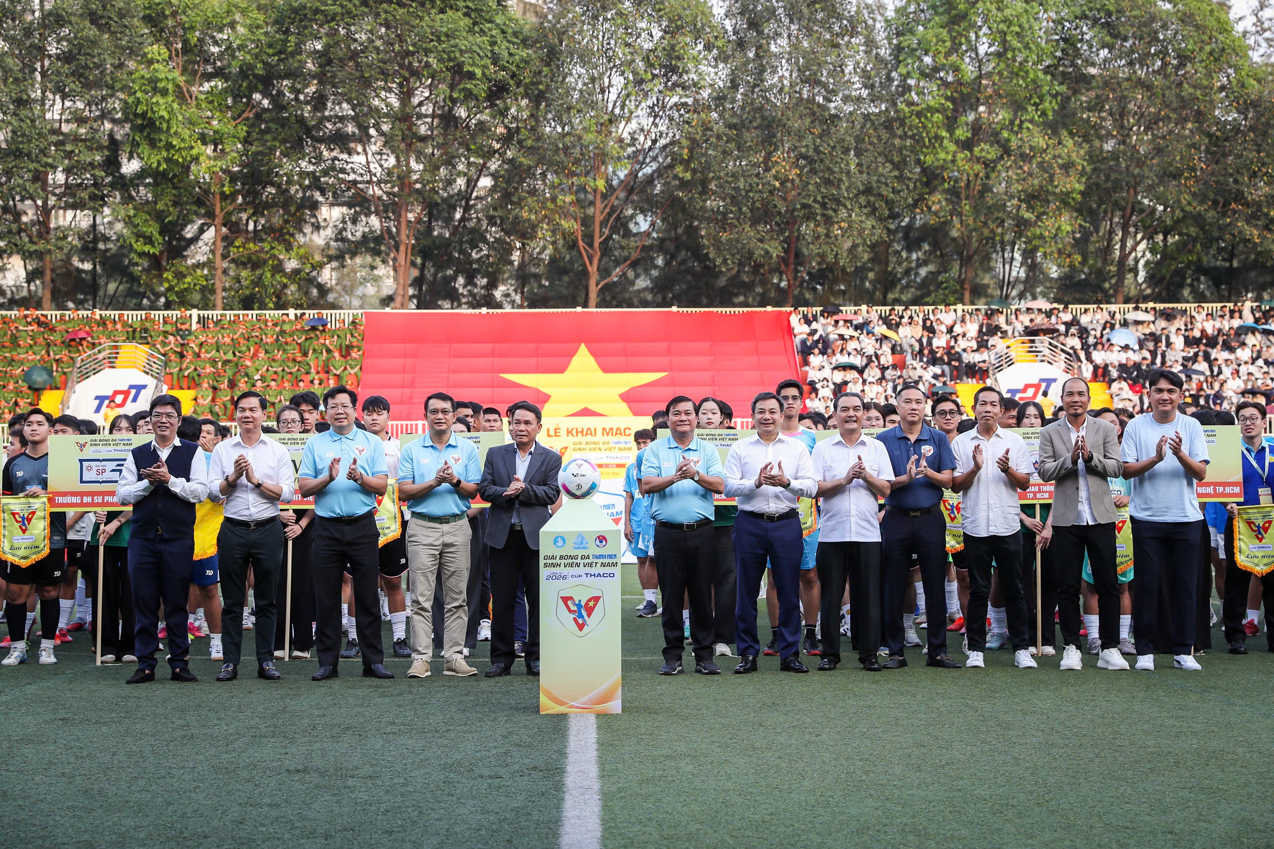 Rực rỡ lễ khai mạc TNSV THACO cup 2026: Ngày hội lớn đậm chất sinh viên, chuyên nghiệp và hấp dẫn- Ảnh 19. Rực rỡ lễ khai mạc TNSV THACO cup 2026: Ngày hội lớn đậm chất sinh viên, chuyên nghiệp và hấp dẫn- Ảnh 19.