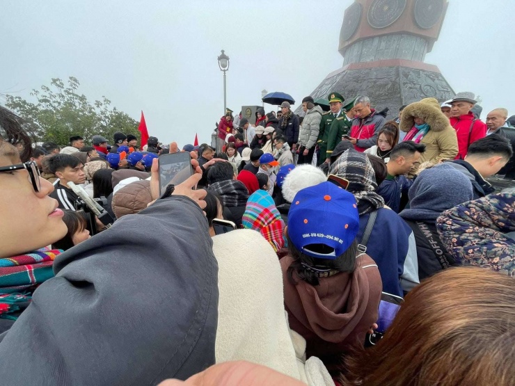Du khách xếp hàng chụp ảnh tại cột cờ Lũng Cú. (Ảnh: Sóc Nâu)