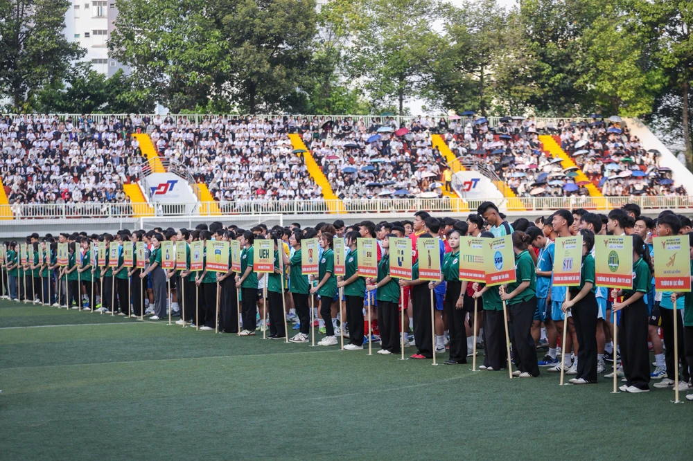 san-truong-ton-duc-thang-bung-no-khai-mac-giai-thanh-nien-sinh-vien-viet-nam (4).jpg