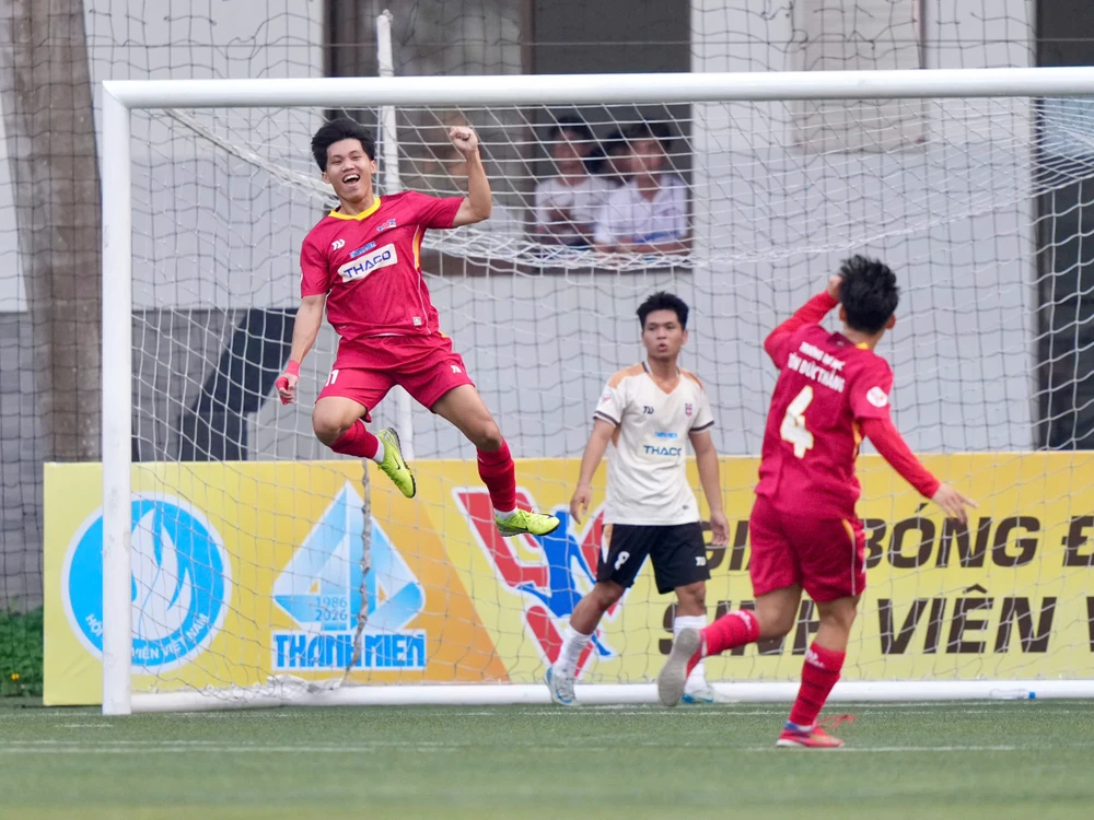 san-truong-ton-duc-thang-bung-no-khai-mac-giai-thanh-nien-sinh-vien-viet-nam (1).jpg