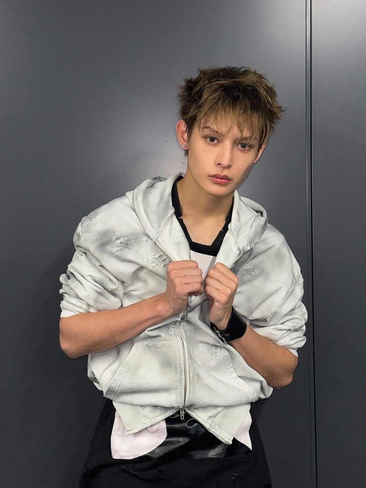 Cũng theo Rolling Stone, James có 10 năm kinh nghiệm chơi khúc côn cầu trên băng, đạt trình độ bán chuyên nghiệp. Anh cho biết trải nghiệm tập bộ môn này giúp bản thân rèn tính kỷ luật. Ngoài ra, James giữ đai đen taekwondo, thành thạo bốn ngôn ngữ gồm Thái Lan, Trung Quốc, Hàn Quốc và tiếng Anh. Ảnh: Instagram/ Cortis