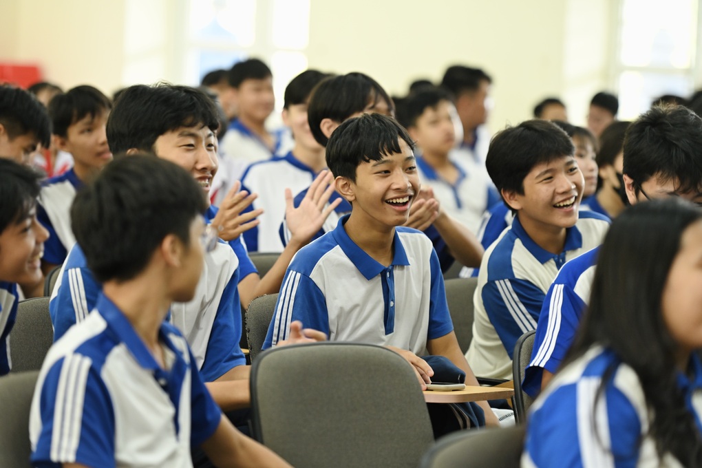 Gần 900 học sinh Côn Đảo tiếp cận kiến thức AI qua học liệu số - 5