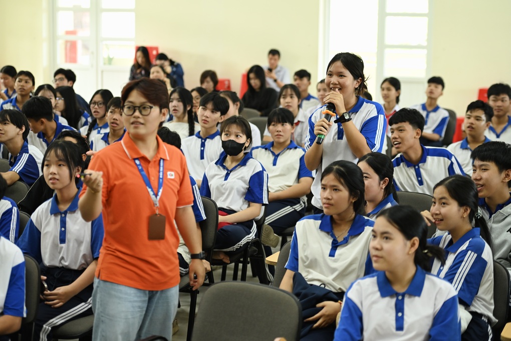 Gần 900 học sinh Côn Đảo tiếp cận kiến thức AI qua học liệu số - 4