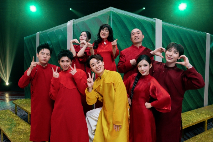 Tiền bối, đồng nghiệp góp mặt trong MV Tết của Trúc Nhân. Từ trái qua ở hàng đầu gồm Anh Tú, Cody Nam Võ, Trúc Nhân, LyLy, Erik, hàng sau gồm Orange, Thanh Thủy, Tiến Luật.