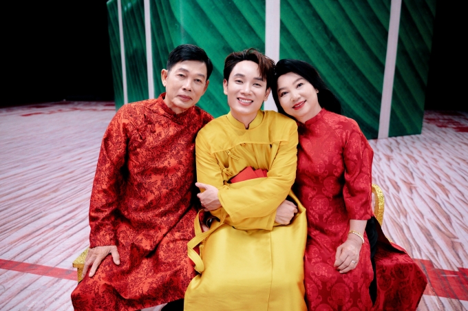 Bố mẹ Trúc Nhân tham gia MV ủng hộ tinh thần cho ca sĩ.