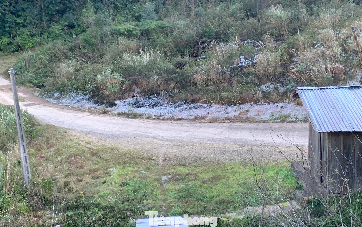 Ngoài Fansipan, Mẫu Sơn, hôm nay băng giá xuất hiện ở cả điểm miền Trung này- Ảnh 4. Ngoài Fansipan, Mẫu Sơn, hôm nay băng giá xuất hiện ở cả điểm miền Trung này- Ảnh 4.