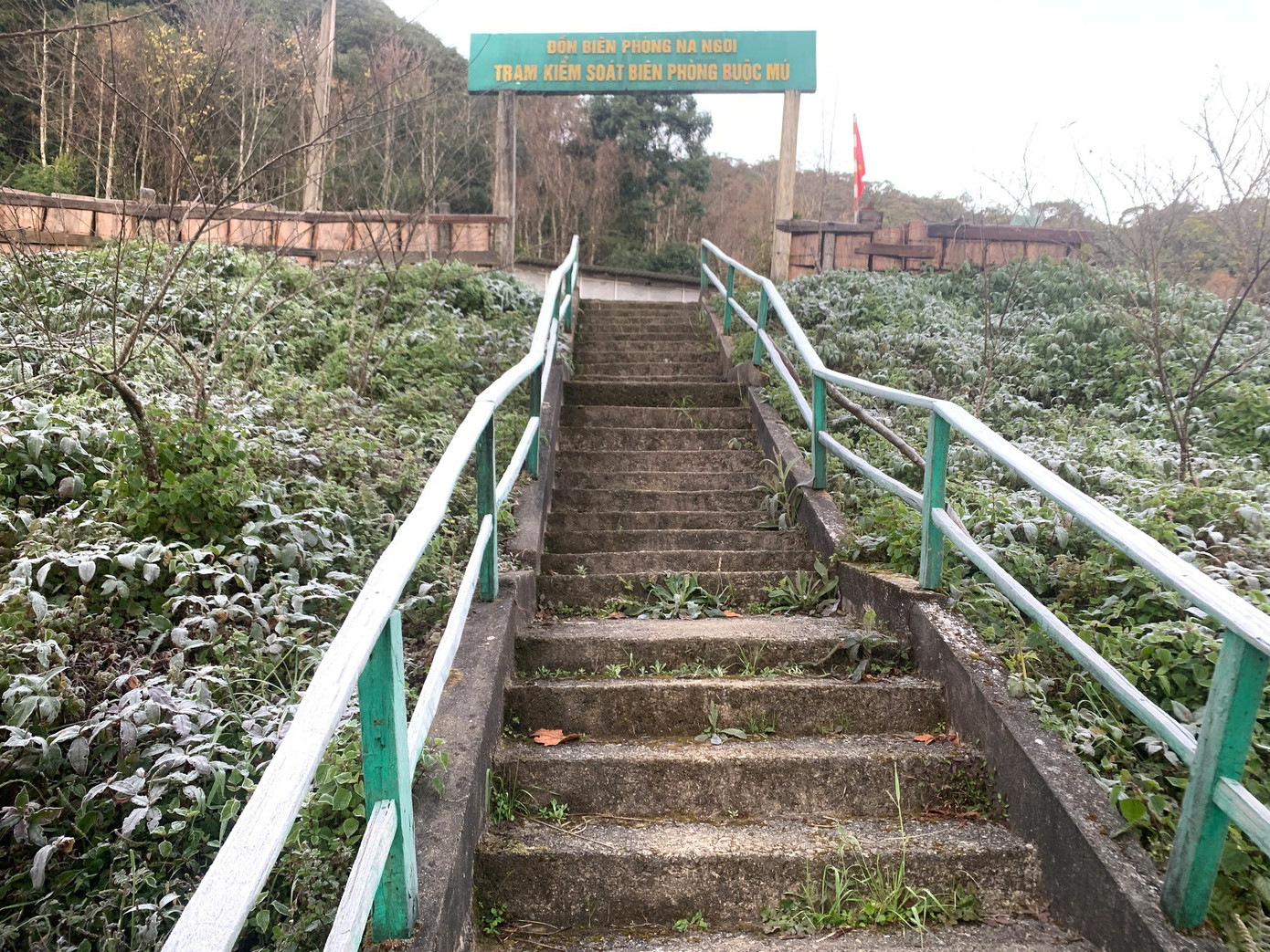 Ngoài Fansipan, Mẫu Sơn, hôm nay băng giá xuất hiện ở cả điểm miền Trung này- Ảnh 5. Ngoài Fansipan, Mẫu Sơn, hôm nay băng giá xuất hiện ở cả điểm miền Trung này- Ảnh 5.