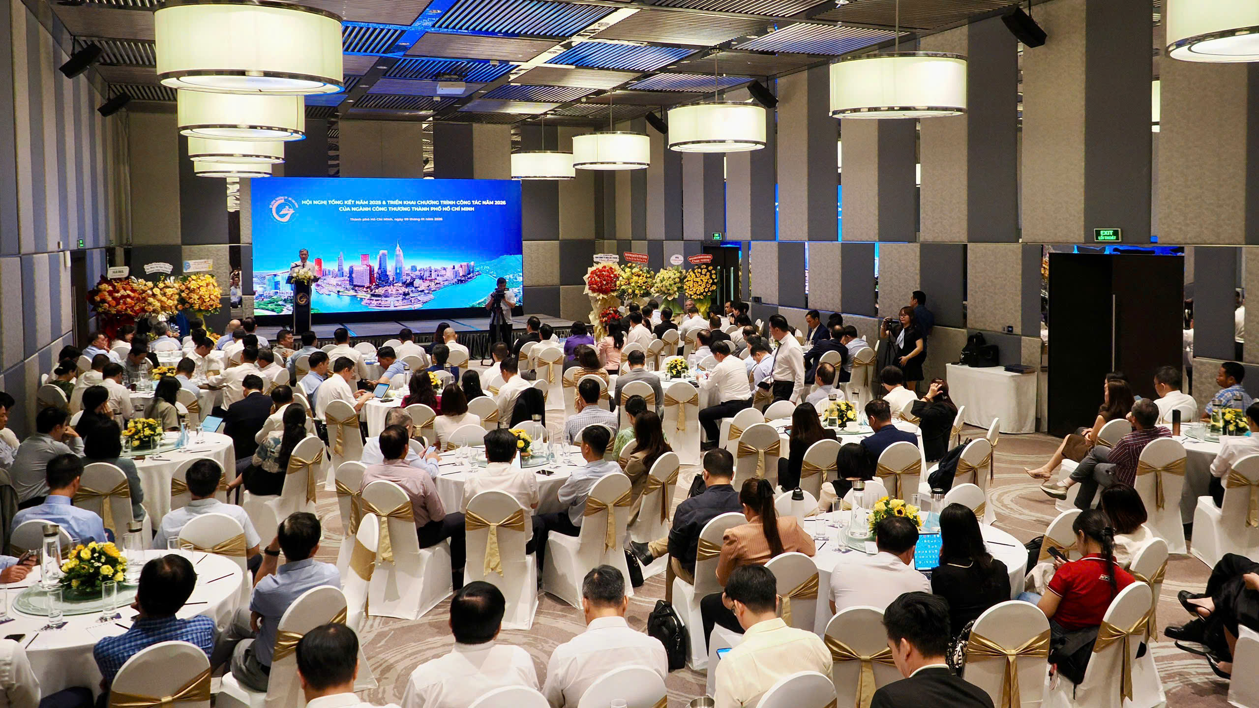 Phát triển TP.HCM thành trung tâm dịch vụ lớn, thí điểm giao dịch thịt heo qua sàn 2 công thương - Ảnh 2.