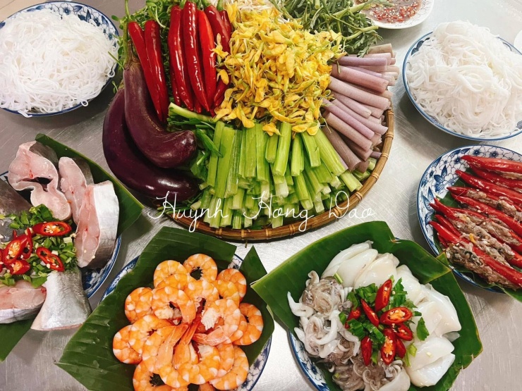 Đặc sản Cà Mau tên mặn đắng mặn chát, làm từ nguyên liệu giá rẻ nhưng ngon 4 Các món ăn kèm lẩu mắm rất đa dạng. Ảnh: Huynh Hong Dao