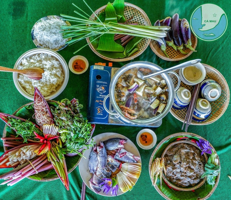 Đặc sản Cà Mau tên mặn đắng mặn chát, làm từ nguyên liệu giá rẻ nhưng ngon 3 Lẩu mắm U Minh là sự tổng hòa của các loại nguyên liệu. Ảnh: Page Cà Mau