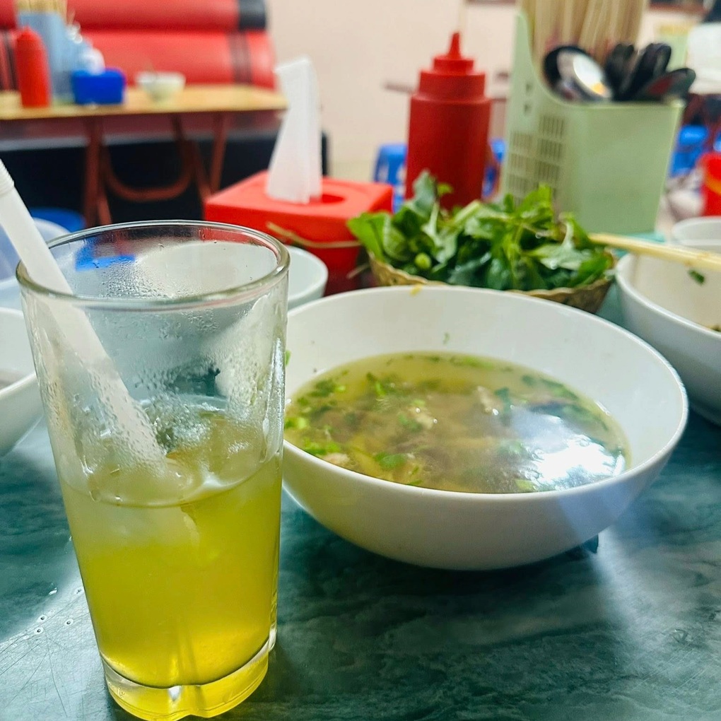 Đi ăn bún chửi ở Hà Nội, khách sốc với kiểu bán hàng ép mua chỗ - 2