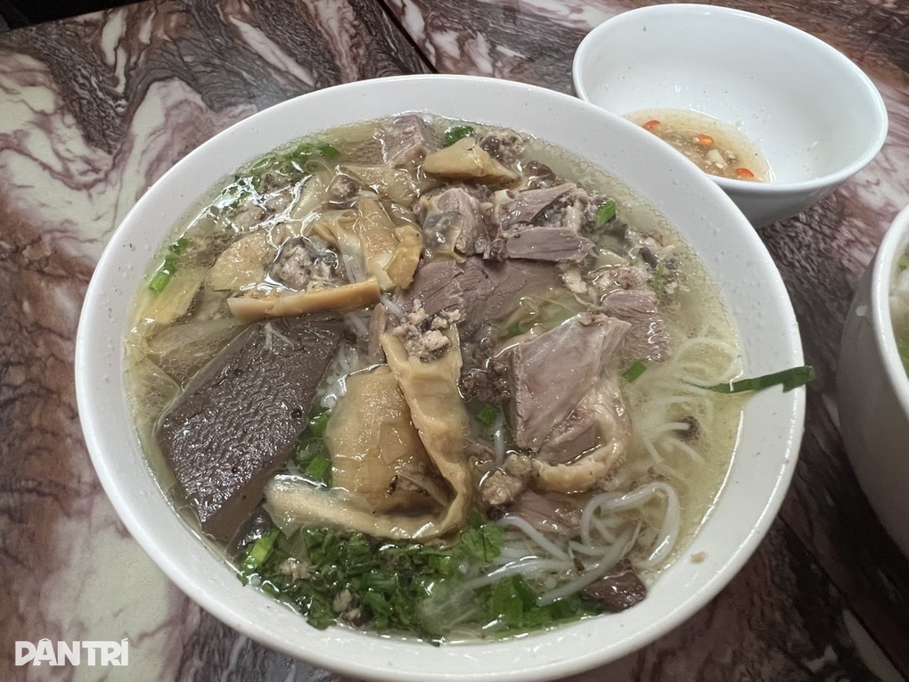 Đi ăn bún chửi ở Hà Nội, khách sốc với kiểu bán hàng ép mua chỗ - 3