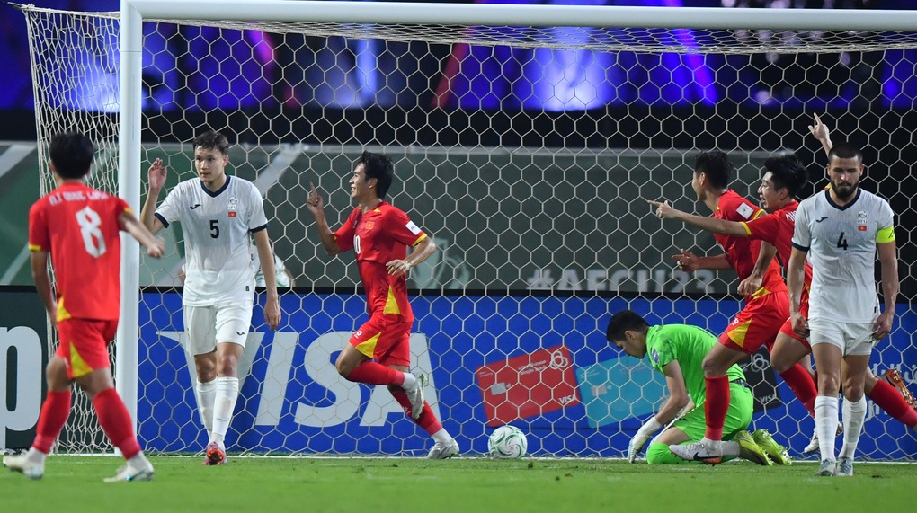 U23 Việt Nam đánh bại U23 Kyrgyzstan, giữ vững ngôi đầu bảng - 2