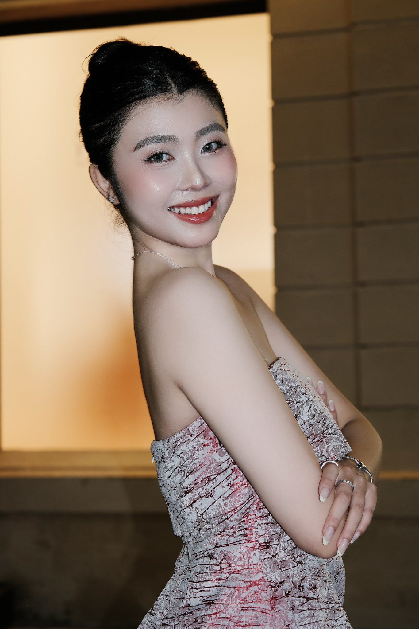 Không chỉ gây chú ý về nhan sắc, học tập mà Lê Thị Trang còn khiến fan sắc đẹp ngỡ ngàng với loạt thành tích Karate: Nhất Đẳng Huyền Đai Karate, Huy chương Vàng Karate Kumite cá nhân Nữ – Đại hội TDTT Tỉnh Thanh Hóa lần IX, Huy chương Vàng, Bạc, Đồng ở nhiều giải đấu Karate cấp tỉnh và khu vực.