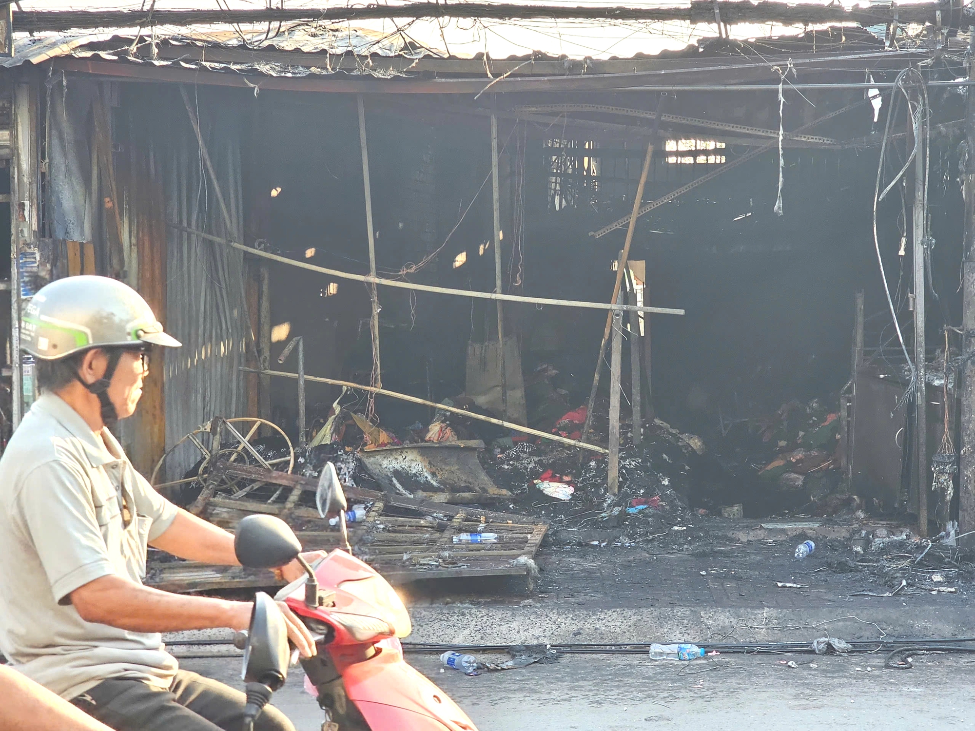 Vụ cháy trên đường Quách Điêu: Nhiều người trắng tay, công an phong tỏa điều tra- Ảnh 2.