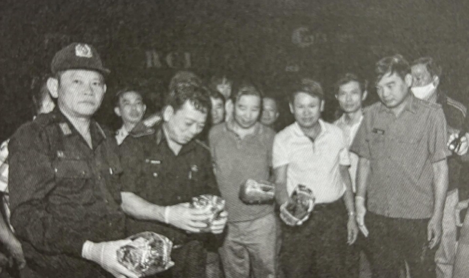 Ông Nguyễn Văn Viện (thứ tư từ trái qua) cùng các cán bộ ban chuyên án và tang vật thu giữ trong các container đá xẻ tại Cảng Cát Lái, TP HCM, tháng 7/2020. Ảnh: Sách Giữa trận đồ ma túy