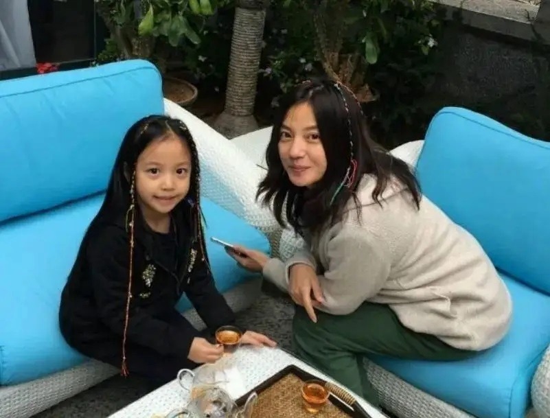 Con gái 16 tuổi của Triệu Vy đang làm gì với diện mạo của mình thế này?- Ảnh 4.