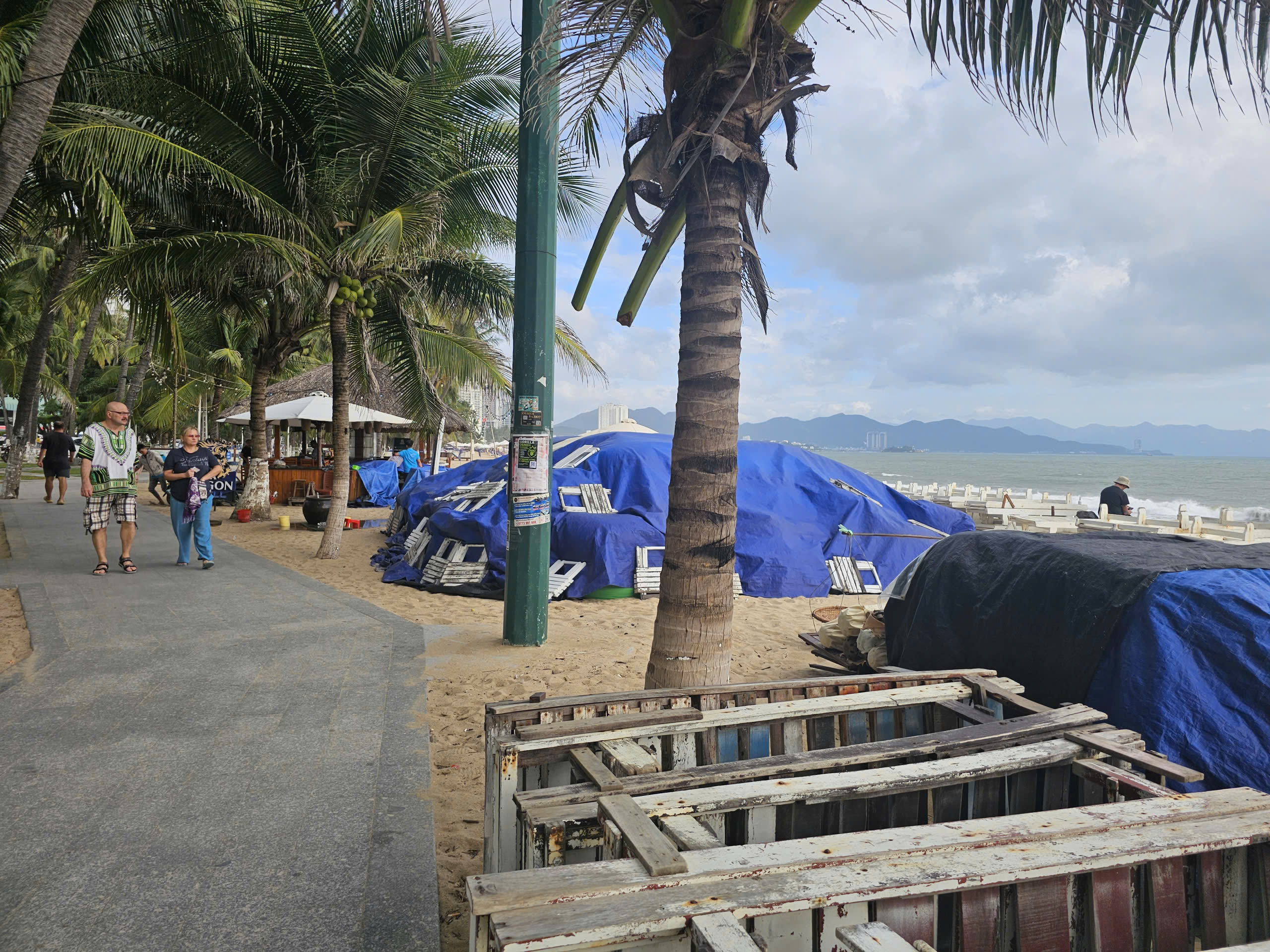 Nhân viên dọa đánh du khách, chủ quán bar ở Nha Trang bị xử phạt- Ảnh 2.