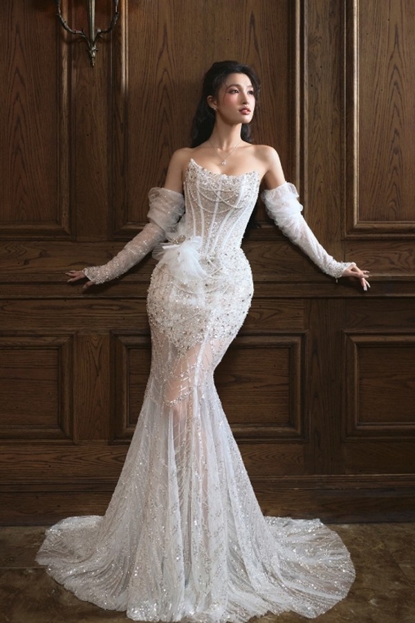 Á hậu Phương Nhi đẹp lộng lẫy trong áo cưới đầm xòe công chúa 6 Với váy cưới được dựng gọng corset, đính kết hạt cầu kỳ, kết hợp chất liệu vải voan, vải kim sa cao cấp, Á hậu Phương Nhi khoe trọn vẻ sexy, căng tràn sức sống của mình.