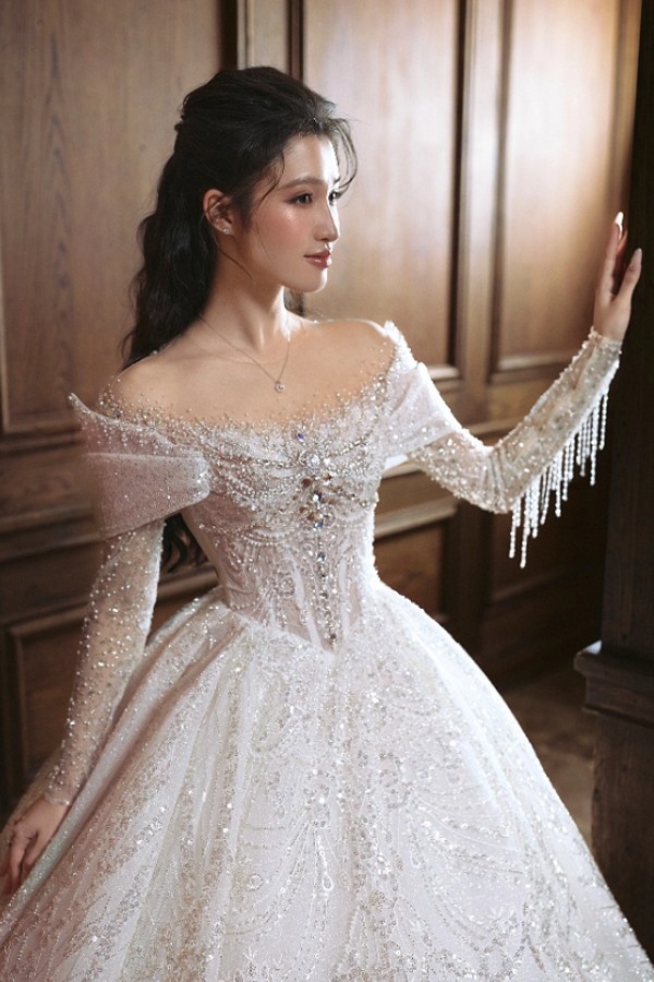 Á hậu Phương Nhi đẹp lộng lẫy trong áo cưới đầm xòe công chúa 7 Trang phục áo cưới với thiết kế 3D vừa sang trọng, vừa tinh tế khiến Á hậu Phương Nhi thêm lộng lẫy.