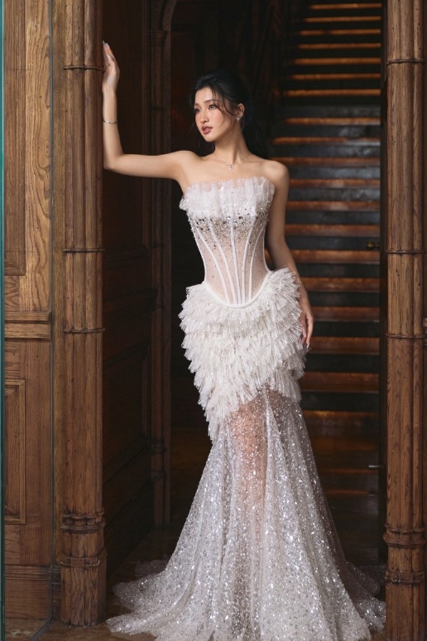 Á hậu Phương Nhi đẹp lộng lẫy trong áo cưới đầm xòe công chúa 8 Á hậu Phương Nhi khoe triệt để đường cong sexy nhờ lợi thể sở hữu đôi chân dài cùng 3 vòng chuẩn đẹp.