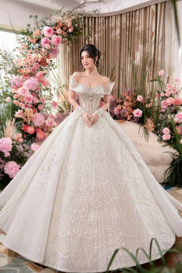Á hậu Phương Nhi đẹp lộng lẫy trong áo cưới đầm xòe công chúa 9 Từ thông tin Á hậu Phương Nhi sắp làm hôn lễ với chồng thiếu gia họ Phạm nên hiện tại những hình ảnh người diện áo cưới lúc còn làm mẫu đang viral trên mạng xã hội.