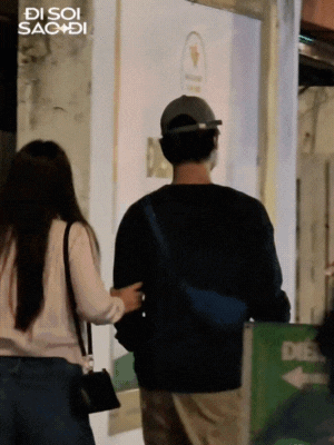 "Tóm dính" Khả Ngân tình tứ đi xem kịch với trai lạ, còn công khai khoác tay cười nói rộn ràng giữa đêm khuya 3 1768018524 356 Tom dinh Kha Ngan tinh tu di xem kich voi