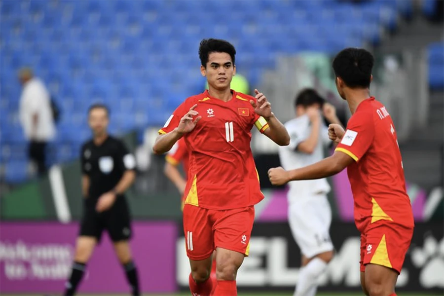 Đội trưởng Văn Khang mở tỉ số cho Việt Nam trên chấm penalty. ẢNH: AFC u-23-viet-nam-2.png