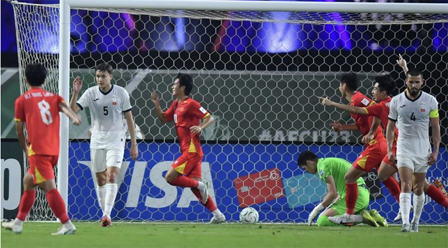 Các cầu thủ Việt Nam ăn mừng bàn thắng quyết định vào lưới Kyrgyzstan. ẢNH: AFC u-23-viet-nam-1.png