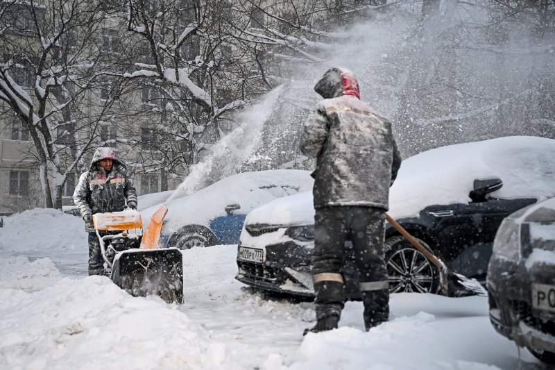 Moscow chìm trong bão tuyết: Giao thông tê liệt, hàng trăm chuyến bay bị ảnh hưởng- Ảnh 3.