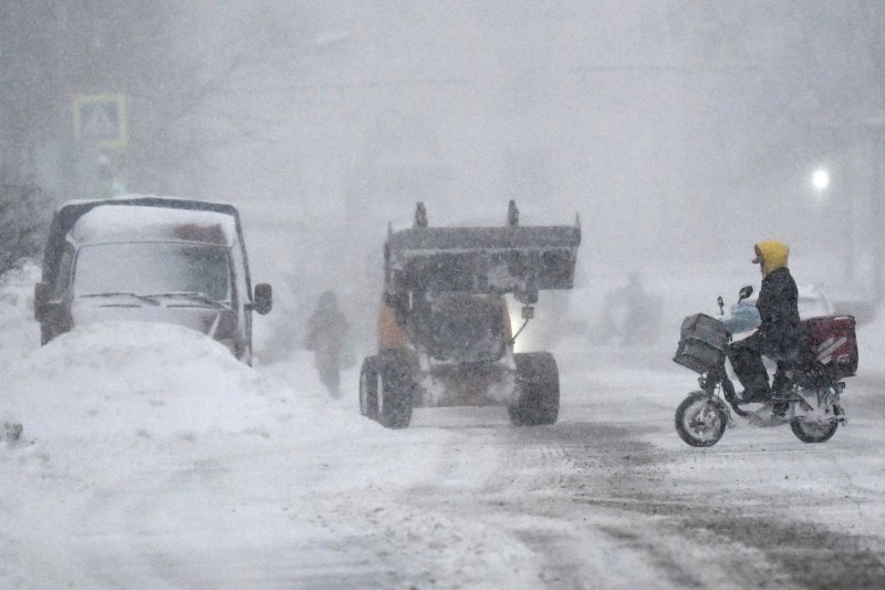 Moscow chìm trong bão tuyết: Giao thông tê liệt, hàng trăm chuyến bay bị ảnh hưởng- Ảnh 5.