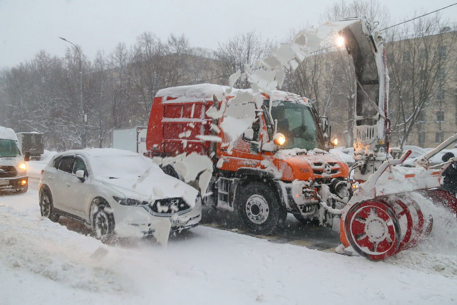 Moscow chìm trong bão tuyết: Giao thông tê liệt, hàng trăm chuyến bay bị ảnh hưởng- Ảnh 8.