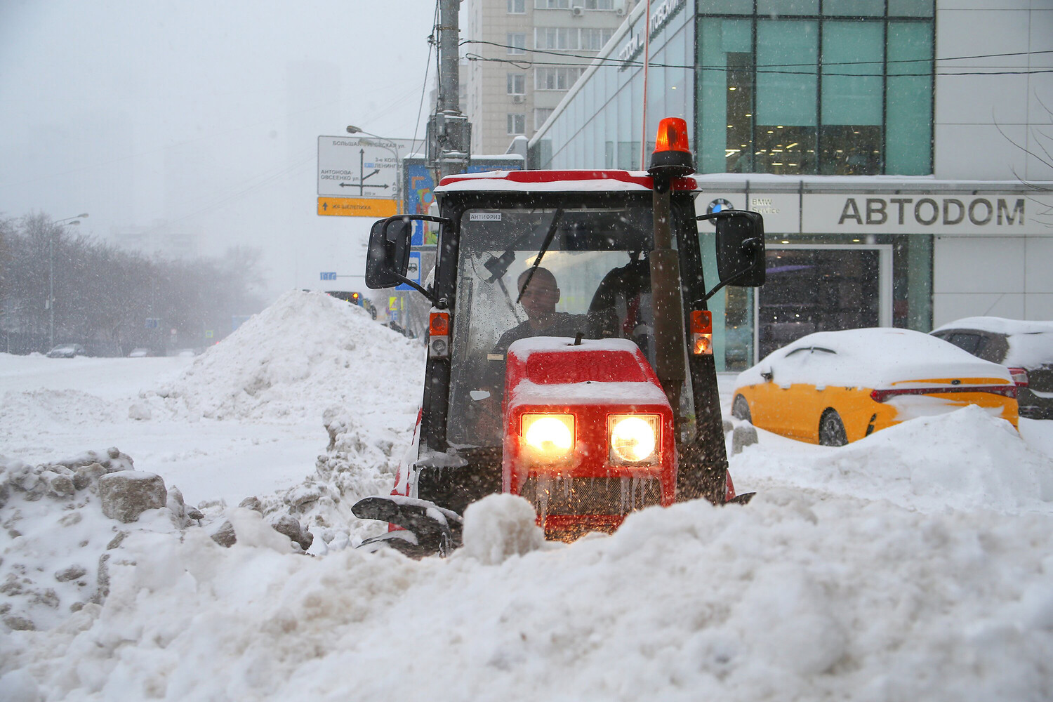 Moscow chìm trong bão tuyết: Giao thông tê liệt, hàng trăm chuyến bay bị ảnh hưởng- Ảnh 10.