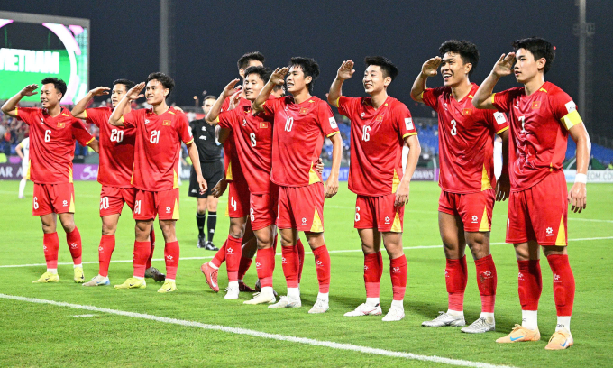 Đình Bắc (phải) cùng đồng đội mừng bàn thắng nâng tỷ số lên 2-1 của Việt Nam trước Kyrgyzstan ở lượt hai bảng A, VCK U23 châu Á trên sân King Abdullah Sports City Hall, thành phố Jeddah, Arab Saudi ngày 9/1/2026. Ảnh: AFC