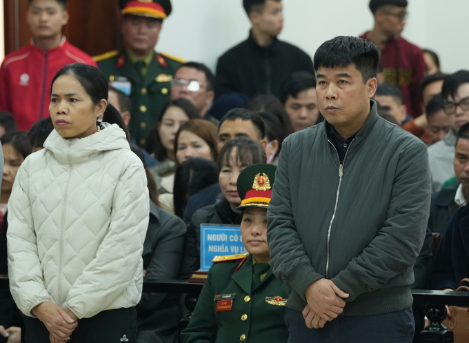 Hai chị em Hậu tnghe tuyên án sáng 10/1. Ảnh: Danh Lam