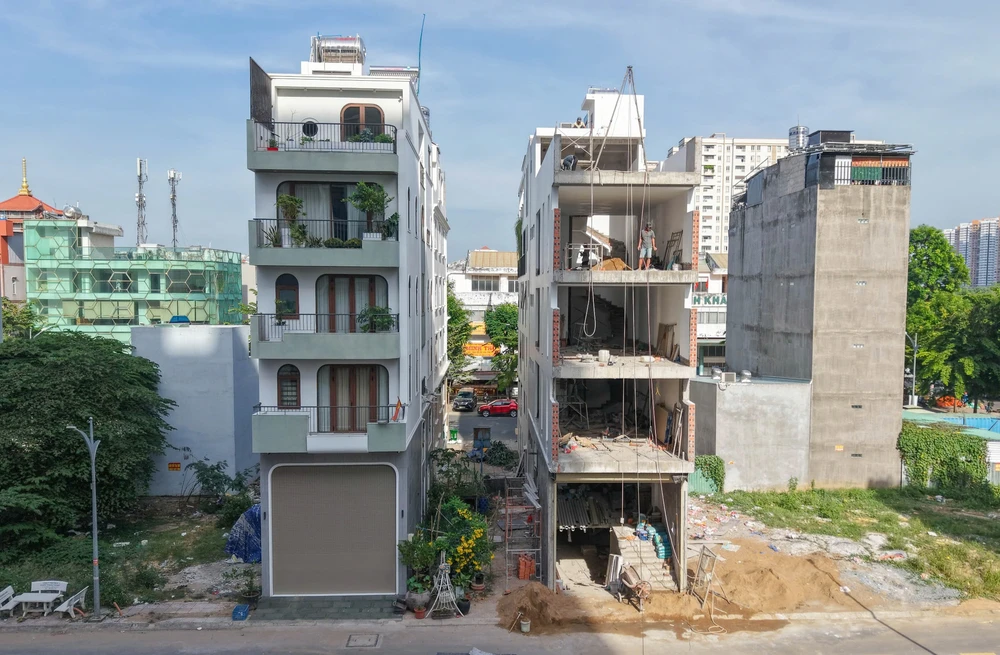 Người dân xây dựng nhà các nền đất được bố trí tái định cư. Ảnh: THUẬN VĂN KDt-2.png