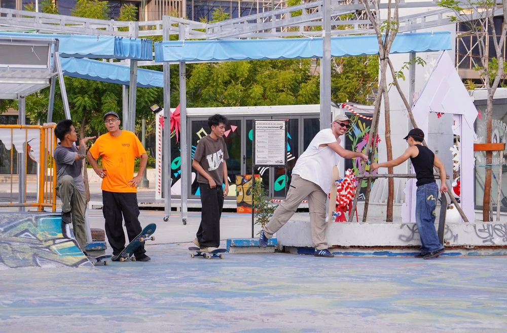 Nhiều bạn trẻ, du khách nước ngoài tham gia các bộ môn thể thao tại Go Station Space - khu phức hợp nghệ thuật đường phố (Công Viên Bờ Sông Sài Gòn). Ảnh: QUỲNH DIỆP Nhiều bạn trẻ, du khách nước ngoài tham gia các bộ môn thể thao tại Go Station Space - khu phức hợp nghệ thuật đường phố (Công Viên Bờ Sông Sài Gòn). Ảnh: QUỲNH DIỆP