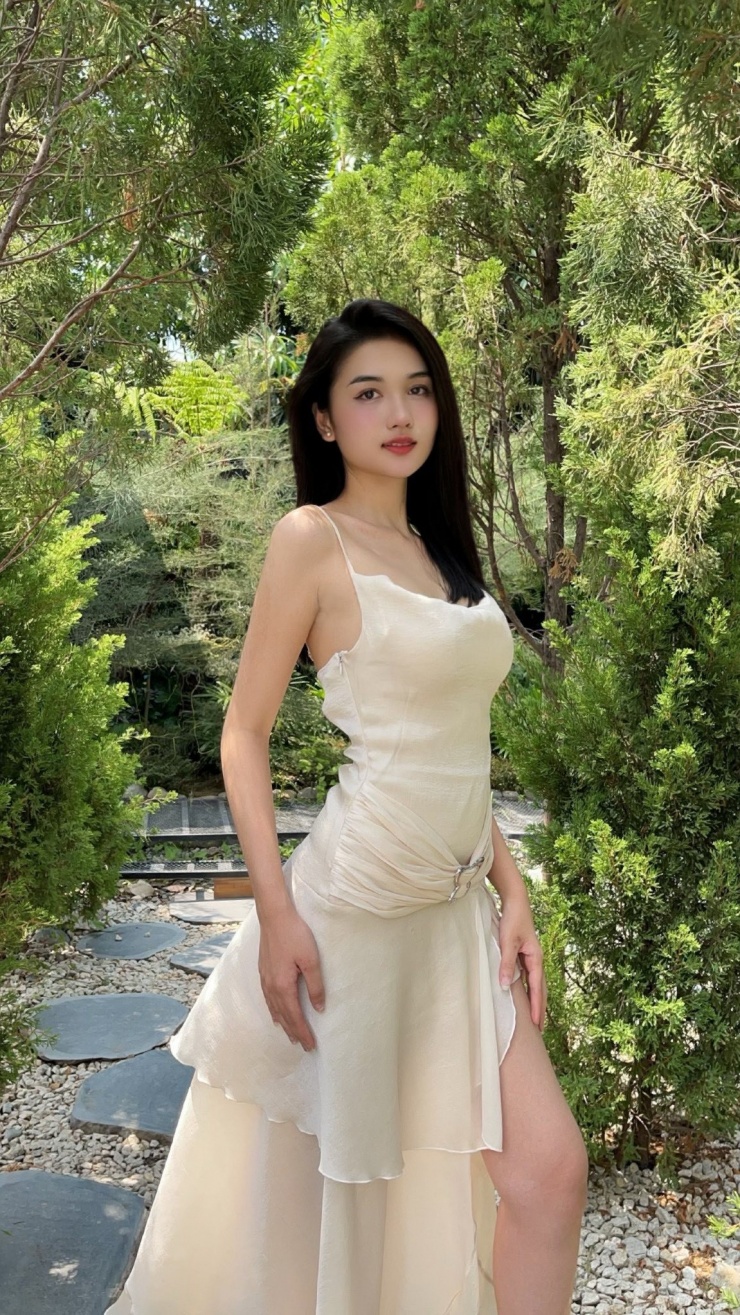 Trong đời sống thường ngày, người đẹp nói yêu thích ca hát, nhảy múa để giải tỏa năng lượng và nuôi dưỡng cảm hứng sáng tạo.