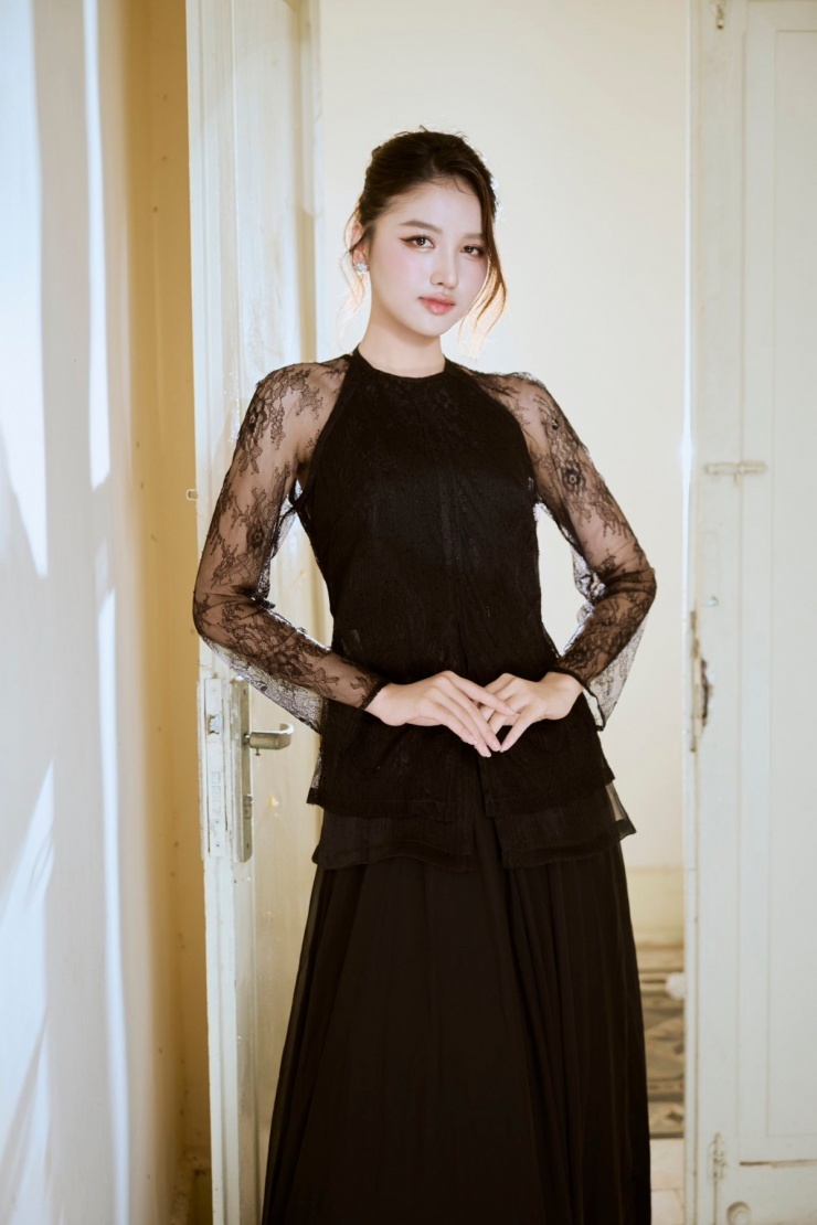 Ngoài hoạt động nghệ thuật, Thu Ngân đề cao giá trị gia đình, dù thường xuyên học tập và làm việc xa nhà. Cô tham gia các hoạt động cộng đồng, cho rằng thiện nguyện không chỉ dừng lại ở hỗ trợ vật chất mà còn là sự sẻ chia và kết nối con người.