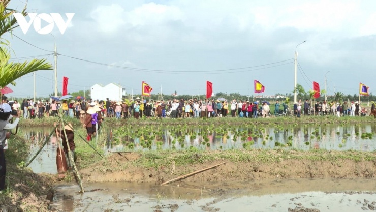 Đến Đà Nẵng, du khách bỏ phố vào làng, “sống thử” đời thôn quê 6 Lễ hội thu hút rất đông khách quốc tế đến tham quan, trải nghiệm