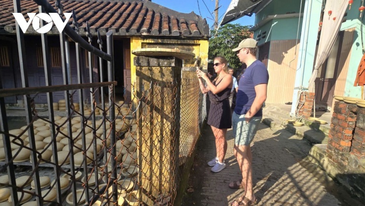 Đến Đà Nẵng, du khách bỏ phố vào làng, “sống thử” đời thôn quê 9 Du khách thích thú với những trải nghiệm tại Làng gốm Thanh Hà