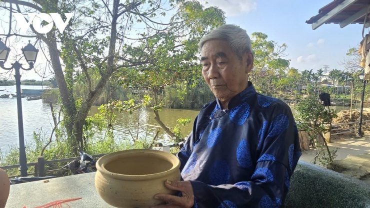 Đến Đà Nẵng, du khách bỏ phố vào làng, “sống thử” đời thôn quê 10 Nghệ nhân Nguyễn Ngữ tại Làng gốm Thanh Hà
