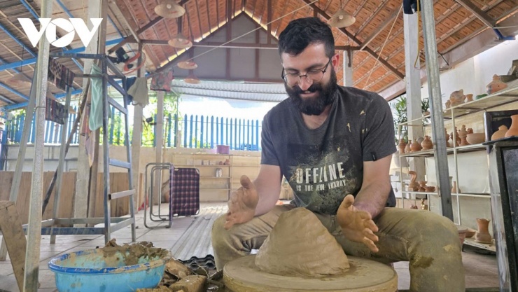 Đến Đà Nẵng, du khách bỏ phố vào làng, “sống thử” đời thôn quê 11 Du khách trải nhiệm làm thợ gốm, tự tay làm sản phẩm tại làng nghề