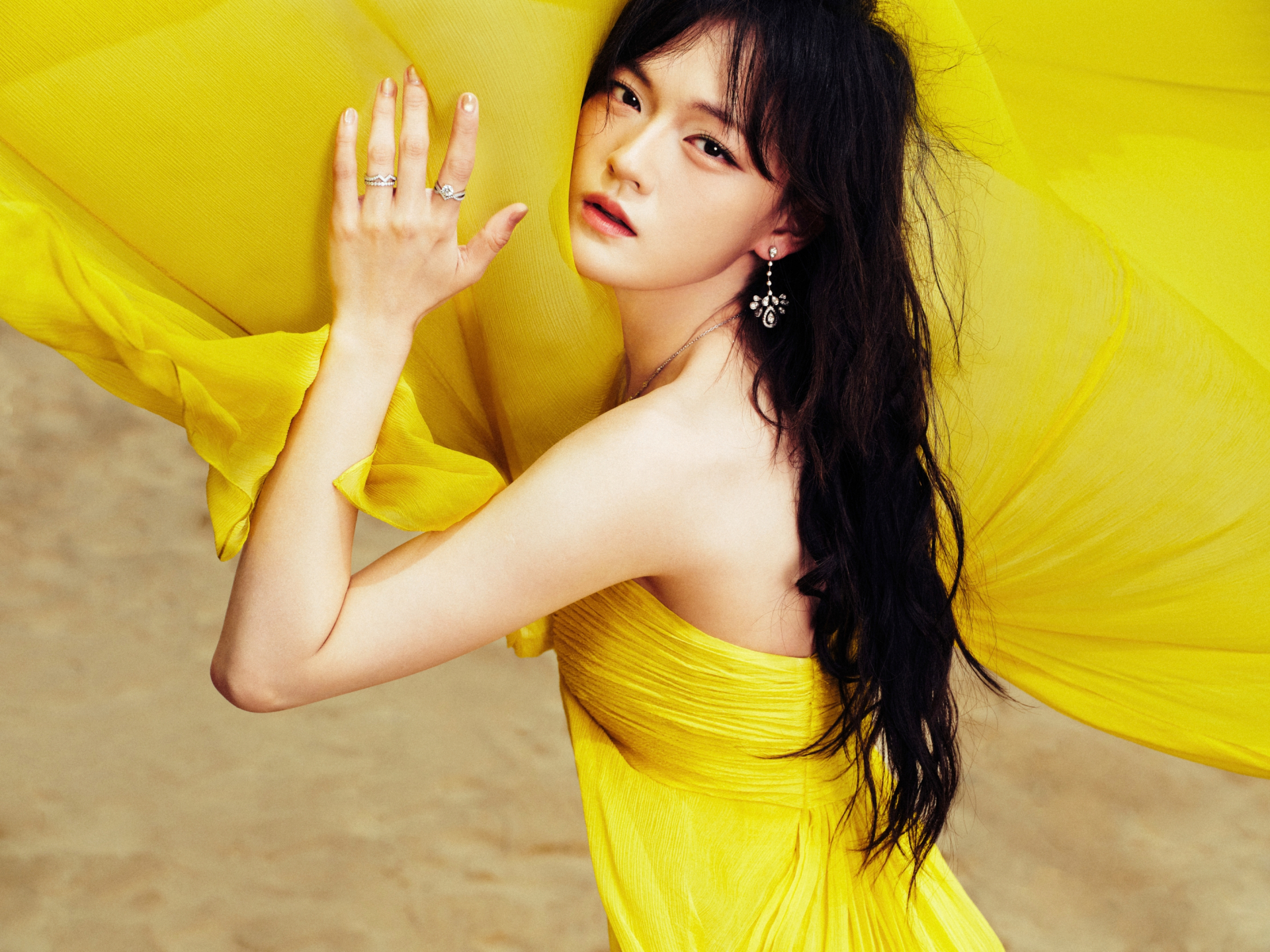 Clip sốc: Nàng thơ 2003 bị người đàn ông lạ mặt quấy rối, dồn vào góc tường trong rạp chiếu phim- Ảnh 3.